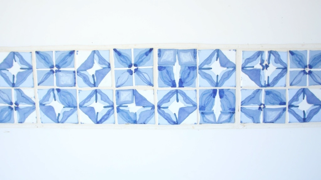 Detalhe de azulejos tradicionais portugueses com padrões geométricos azuis e brancos numa cozinha renovada